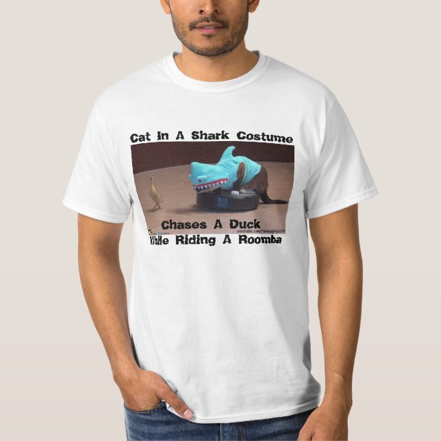 ROLIG T-TRÖJA SHARK-CAT SOM JAGAR ANKAN PÅ ROOMBA TEE SHIRT (Framsida)