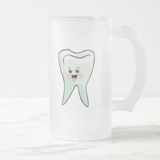Rolig tandläkaretandhygienist frostat ölglas