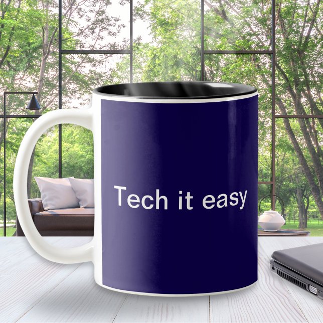 Rolig teknikhumor dataprogrammerare med initialer Två-Tonad mugg (A funny mug with technology pun 'Tech it easy'. An ideal gift for computer and I.T. professionals)