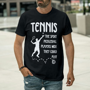 Rolig Tennis vs Pickleball Tennisspelare Servar  T Shirt