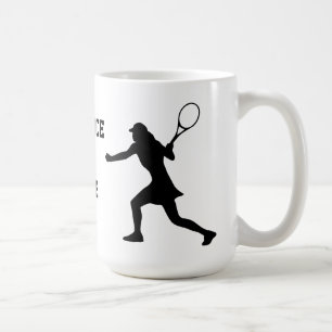 Rolig tennismugg med kvinnlig spelares siluett kaffemugg