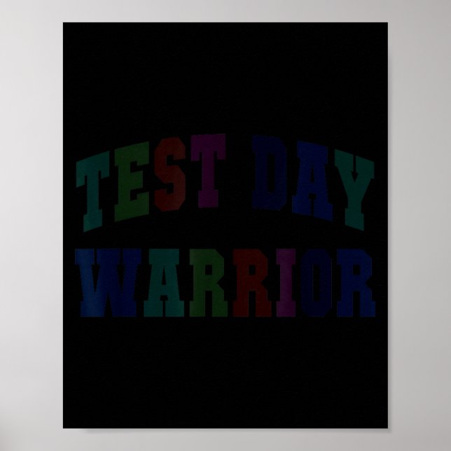 Rolig testdagskrigare testar lärläge på poster (Framsidan)