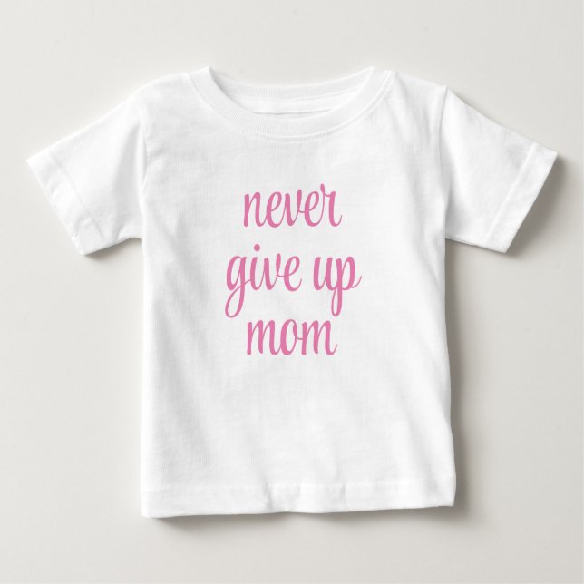 Rolig text om mamma aldrig ger upp t shirt (Framsida)