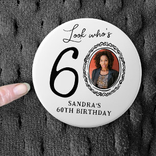 Rolig Titt på vem som fyller 60! Foto 60-årsdag Knapp