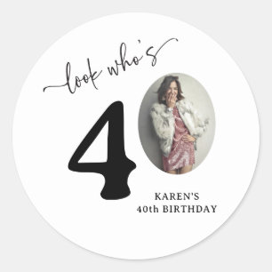 Rolig 'Titta vem är 40' Snygg 40-årsdag Runt Klistermärke