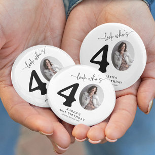 Rolig 'Titta vem är 40' Snygg 40-årsfest Knapp