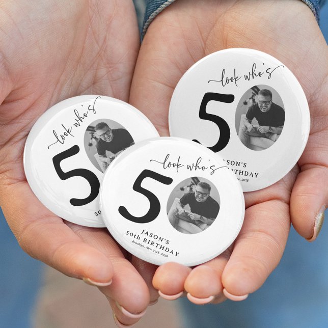 Rolig 'Titta vem är 50' Snygg 50-årsfest Knapp (Skapare uppladdad)