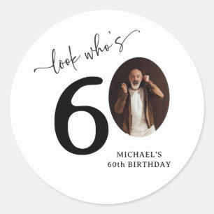 Rolig 'Titta vem är 60' Snygg 60-årsdag Runt Klistermärke