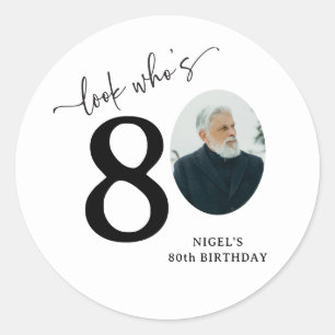 Rolig 'Titta vem är 80' Snygg 80-årsdag Runt Klistermärke