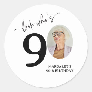 Rolig 'Titta vem är 90' Snygg 90-årsdag Runt Klistermärke