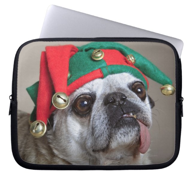 Rolig tittar mops med tungan som ut hänger laptop sleeve (Framsidan)