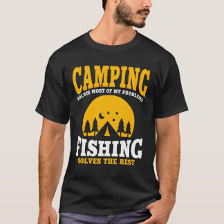 Rolig tjej som campar och fiskar t shirt