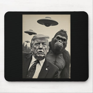 Rolig Trump Bigfoot Selfie Med Ufos Konstig Alien Musmatta