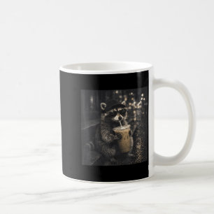 Rolig tvättbjörn dricker iskaffe djur meme män kaffemugg