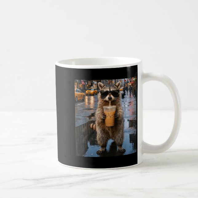 Rolig tvättbjörn dricker iskaffe djur meme män kaffemugg (Höger)