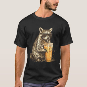 Rolig tvättbjörn dricker iskaffe djur meme män t shirt