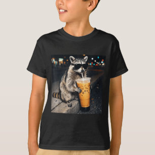 Rolig tvättbjörn dricker iskaffe djur meme män t shirt
