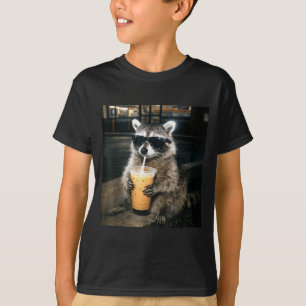 Rolig tvättbjörn dricker iskaffe djur meme män t shirt