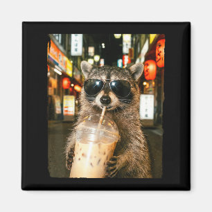 Rolig tvättbjörn dricker iskaffe män kvinnor meme  magnet