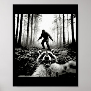 Rolig tvättbjörn selfie med Sasquatch Bigfoot Poster