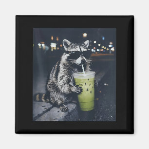 Rolig tvättbjörn som dricker isad matcha latte dju magnet