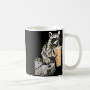 Rolig tvättbjörn som dricker iskaffe djur meme män kaffemugg