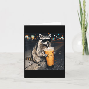 Rolig tvättbjörn som dricker iskaffe djur meme män kort