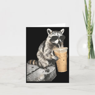 Rolig tvättbjörn som dricker iskaffe djur meme män kort