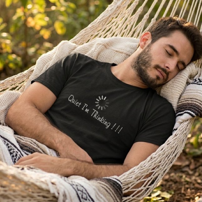 Rolig Tyst Jag Tänker Vit Typografi T Shirt (Skapare uppladdad)