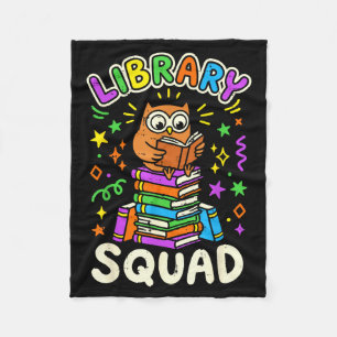 Rolig ugglebiblioteksgrupp läser bokälskande barn fleecefilt