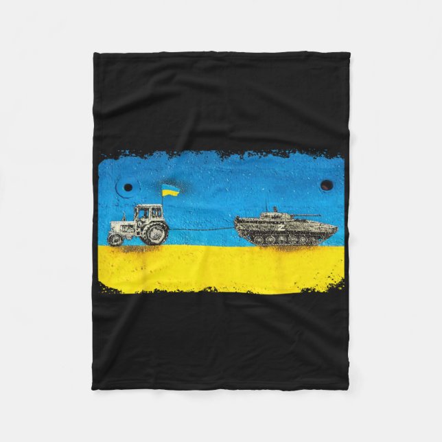 Rolig ukrainsk bonde drar stridsvagn med traktor  fleecefilt (Framsidan)