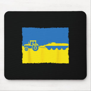 Rolig ukrainsk lantbrukstraktor stjäl en rysk stri musmatta