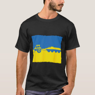 Rolig ukrainsk lantbrukstraktor stjäl en rysk stri t shirt