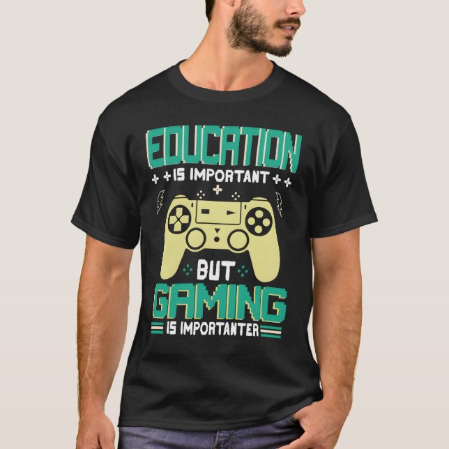 Rolig utbildning är viktigt men spelande är viktig t shirt (Framsida)