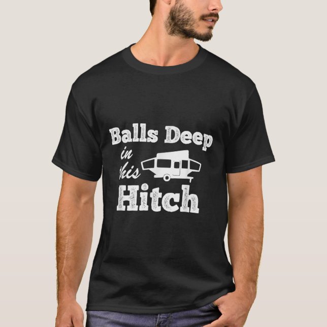 Rolig utfällbar campingvagn parkerad djupt i denna t shirt (Framsida)