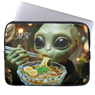 Rolig utomjording som äter Ramen Nudlar med monogr Laptop Fodral