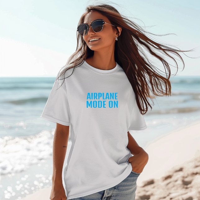 Rolig vandringströja flygläge på turkos t shirt (Skapare uppladdad)