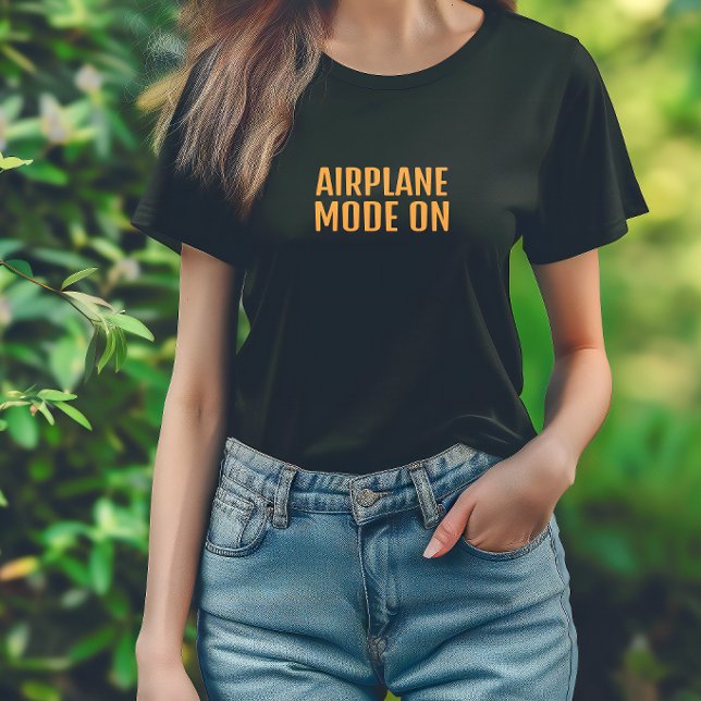 Rolig vandringströja flygplansläge på orange svart t shirt (Skapare uppladdad)