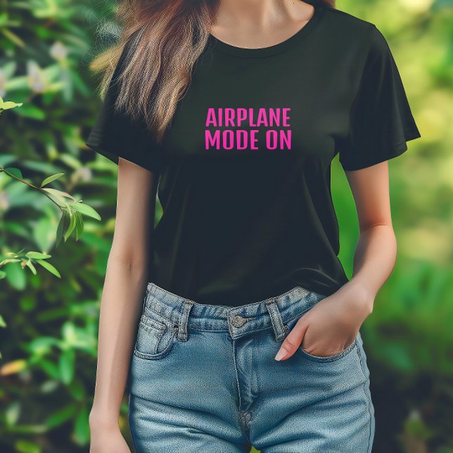 Rolig vandringströja flygplansläge på rosa violett t shirt (Skapare uppladdad)