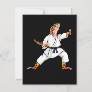Rolig vanlig leopardgecko som gör karate samuraj tack kort