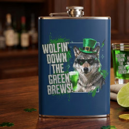 Rolig varg som dricker ner gröla St Patricks Day Fickplunta