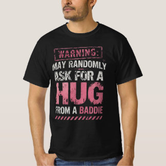 Rolig Varningsomfamning Från En Baddie T Shirt