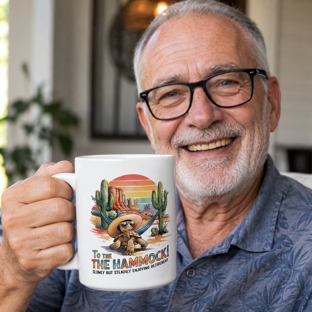 Rolig västerländsk pensionering öken sköldpadda kaffemugg (Happy retiree showing off his favorite new retirement humor mug)