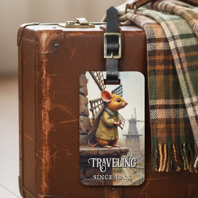 Rolig vinstag möss bagage tag bagagebricka (Luggage tag featuring a funny design of a mouse overlooking a vintage landscape scene with mills)