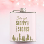 Rolig vinter skidakande möhippa fickplunta<br><div class="desc">Dessa roliga rosa möhippeflaskor står ”låt oss bli fulla på backarna”. Perfekta för après ski eller vintermöhippa. Hitta matchande partivaror i min butik.</div>