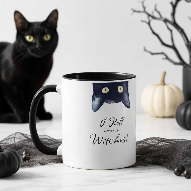 Rolig vit och svart katt kaffemugg (Coffee mug with black cat and the words "I roll with the witches!")