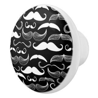 Rolig vitmustaschdesign på svart knopp