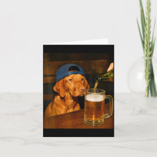 Rolig Vizsla-dhund som dricker öl Hund Meme Humor Kort
