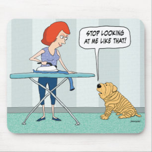 Rolig Wrinkly Shar-Pei hund som är misstänksam a Musmatta