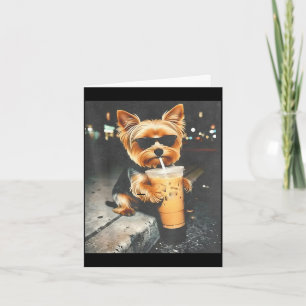 Rolig yorkie dricker iskaffe söt hund meme kort